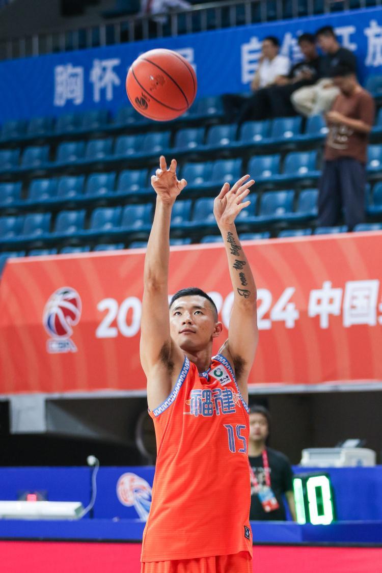 媒体人:陈林坚体检初步结果已出 下午会抵达青岛和山东男篮会合